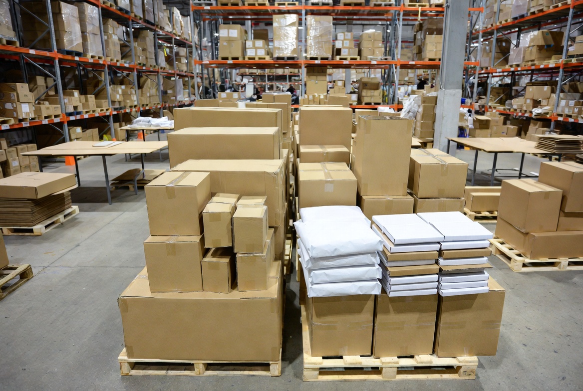 Plain Shipping Boxes In Warehouse Plain Shipping Boxes In Warehouse